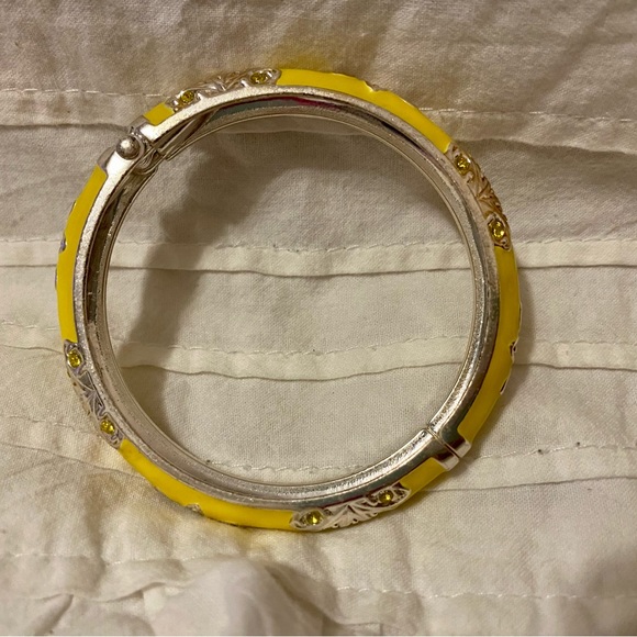 Pretty enamel snap bracelet Yellow with Gold tone flower accents - Picture 5 of 12
